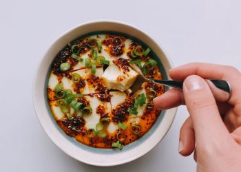 Ouă la abur cu chili oil